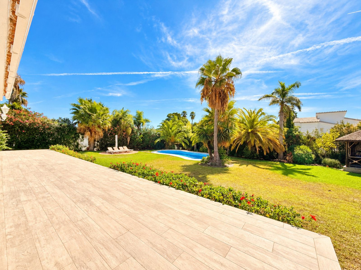 5 кровать Вилла для продажи в El Paraiso, Estepona