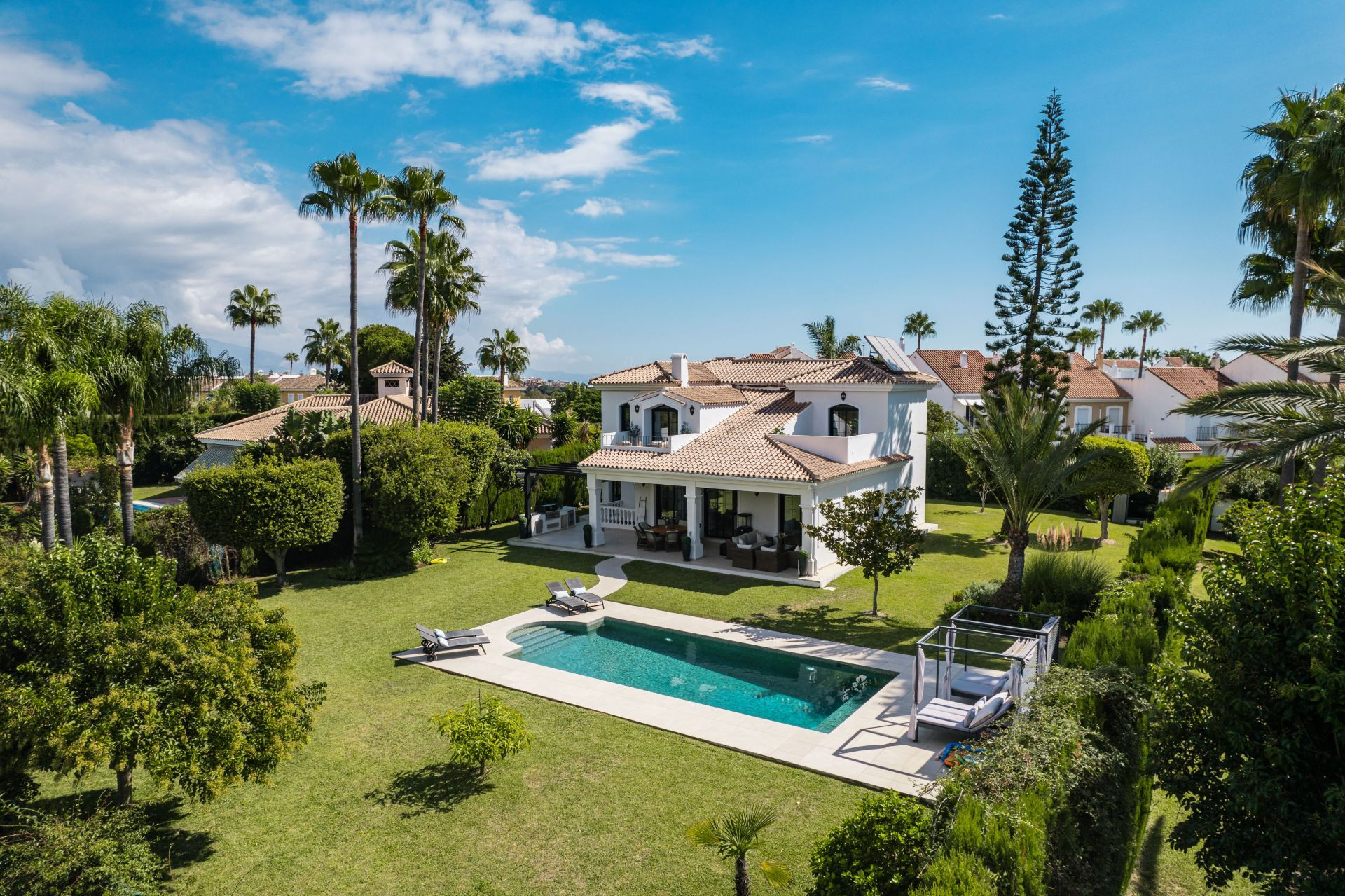 Casa de 6 Dormitorios en venta en La Alqueria, Estepona