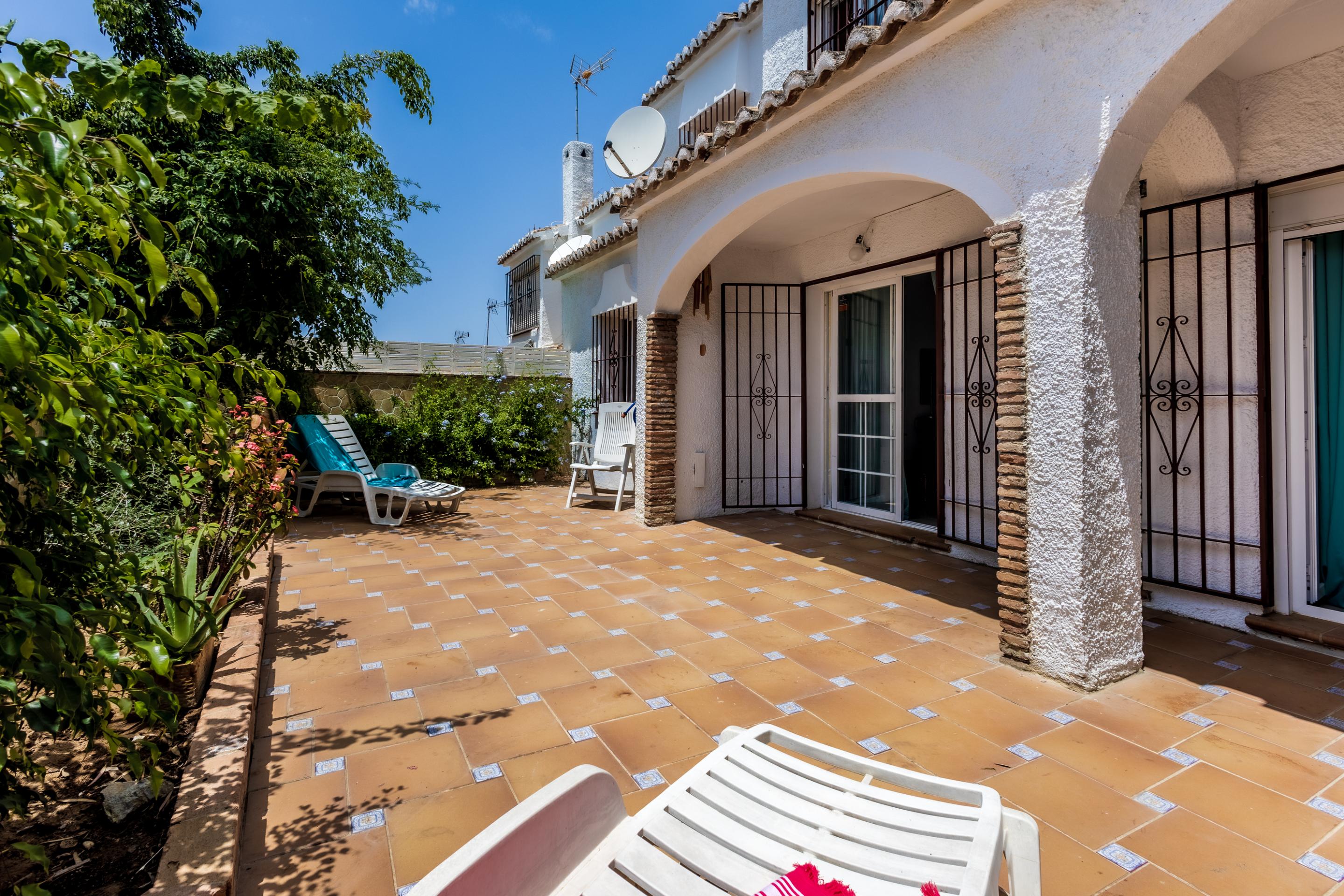Casa Adosada de 4 Dormitorios en venta en Calahonda, Mijas