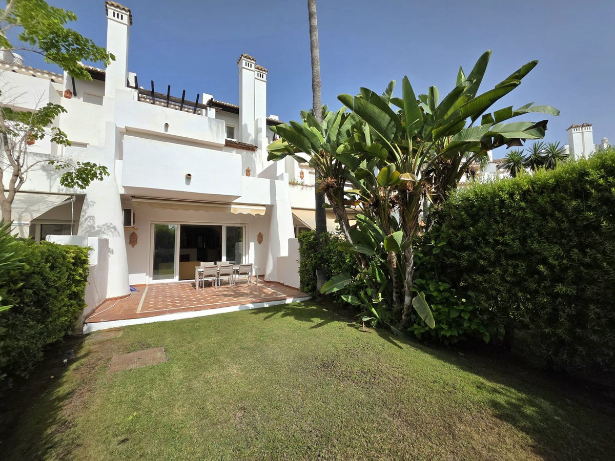 Casa Adosada de 3 Dormitorios y 4 Baños en venta en Cancelada, Estepona