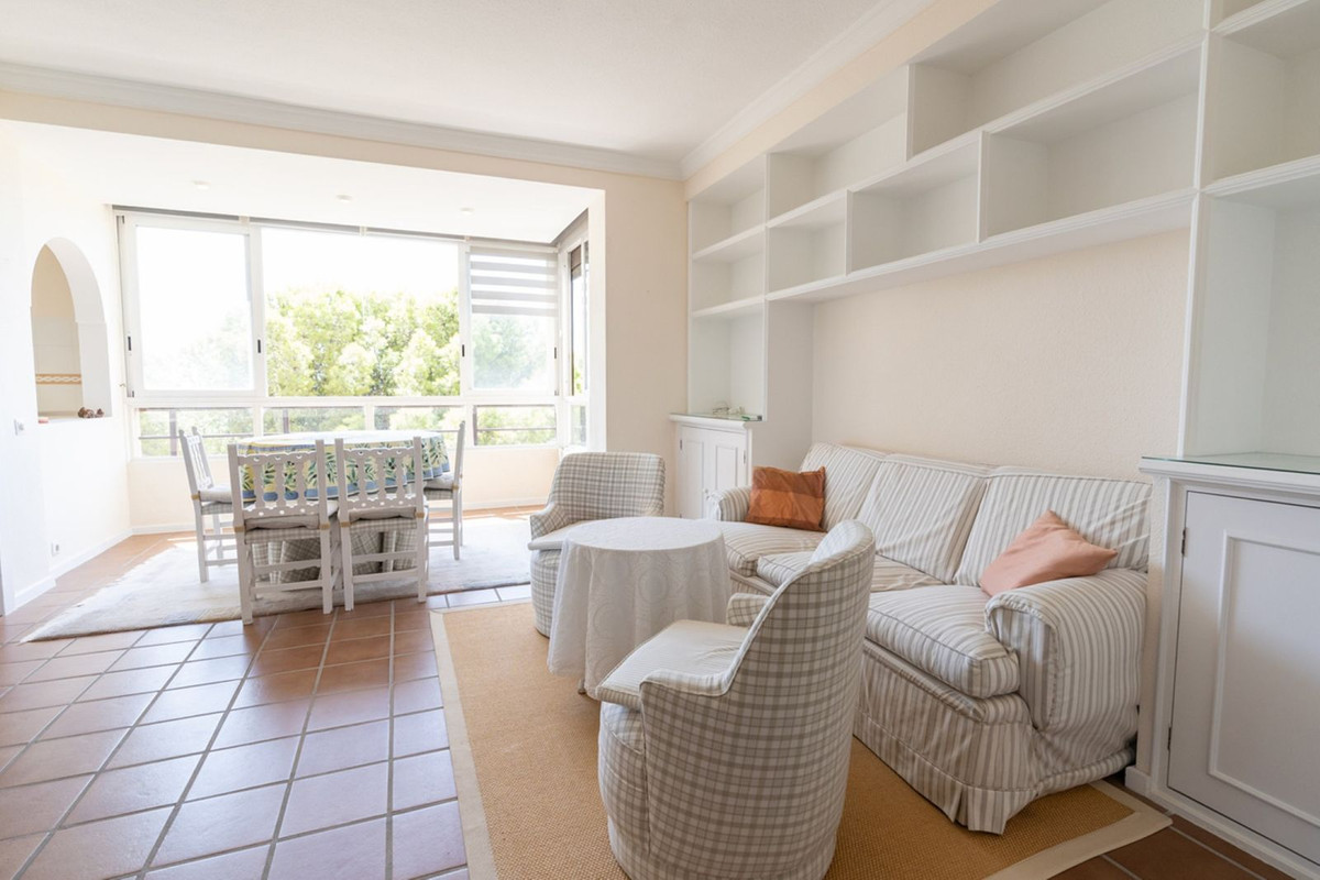 2 Bed - Apartment for Sale in Nueva Andalucia, Marbella
