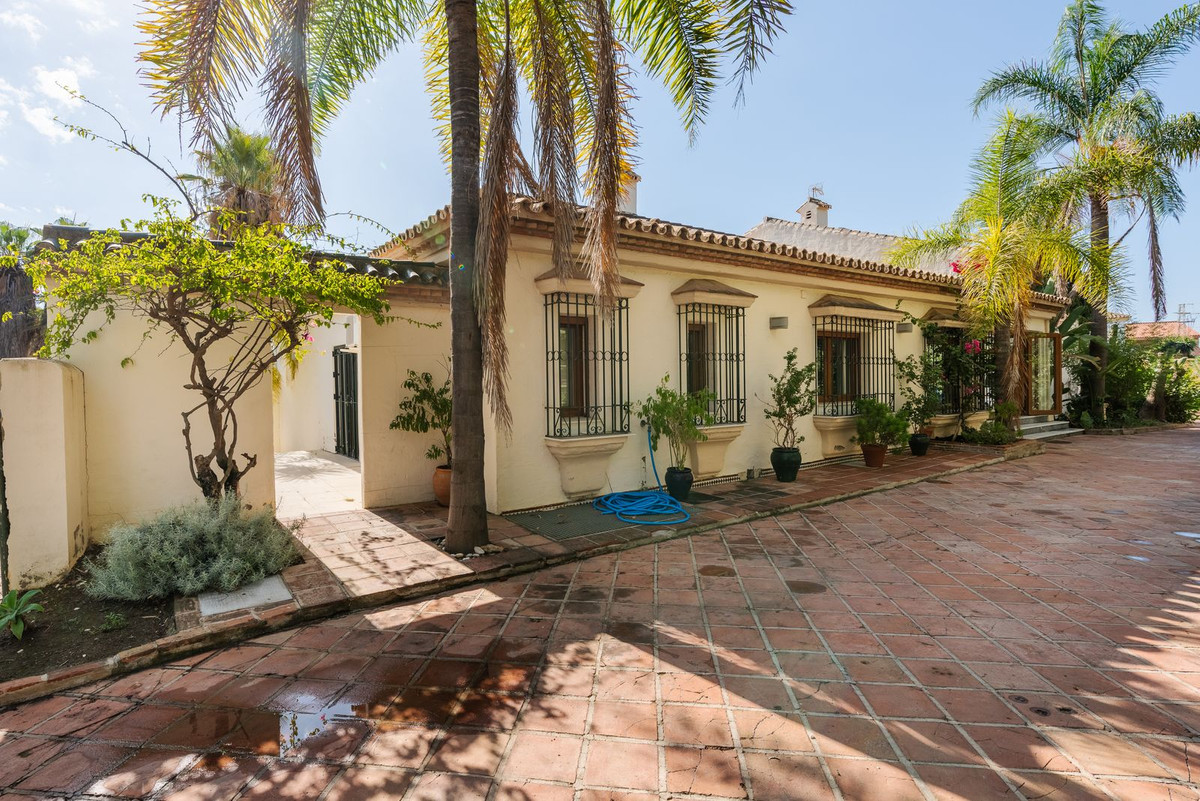 4 спални, 3 бани - Вила за продажба в Estepona