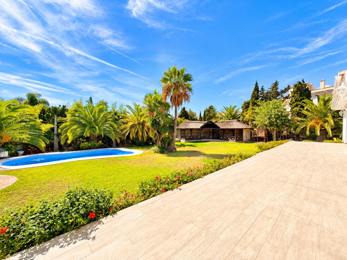5 кровать Вилла для продажи в El Paraiso, Estepona