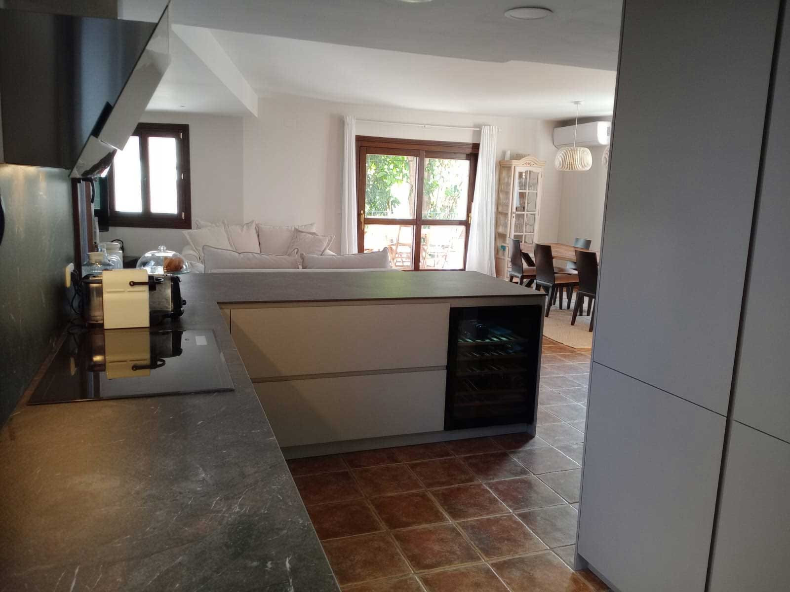 Casa Adosada de 3 Dormitorios en venta en El Paraíso, Estepona