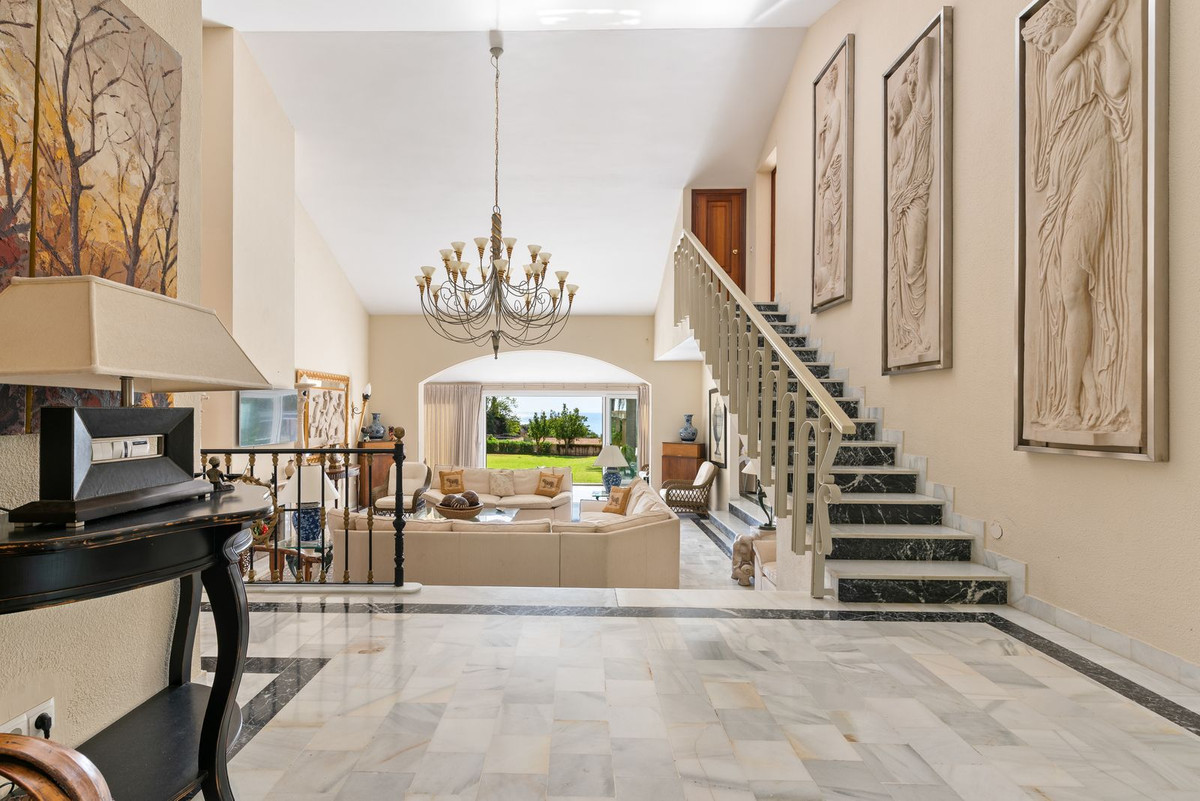 4 спални, 3 бани - Вила за продажба в Estepona