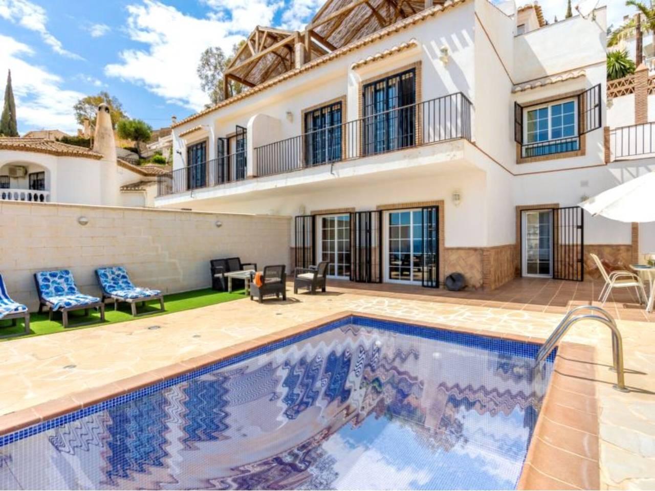 Casa Adosada de 4 Dormitorios y 3 Baños en alquiler vacacional en Almuñecar