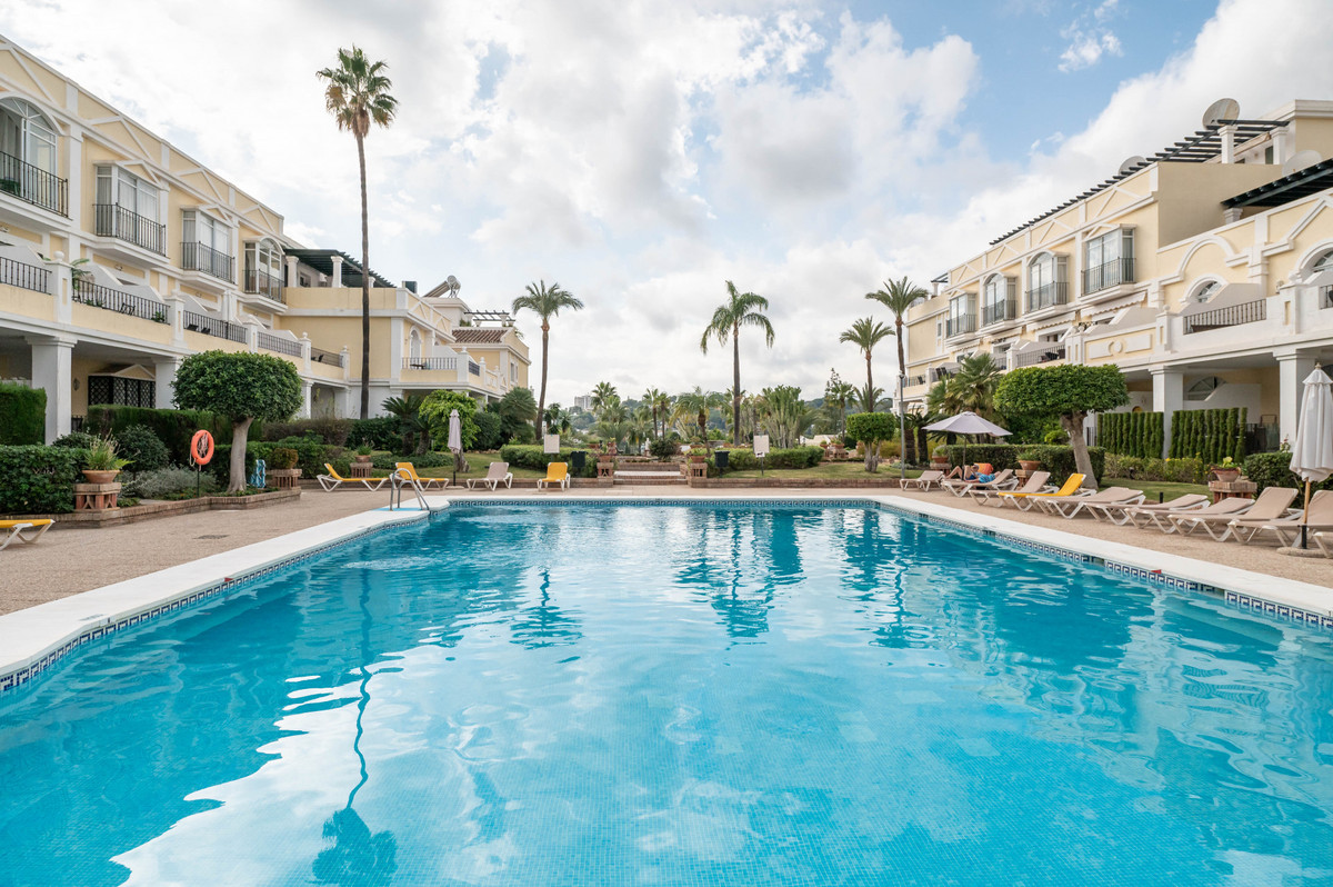 Piso de 3 Dormitorios y 2 Baños en venta en Nueva Andalucía, Marbella