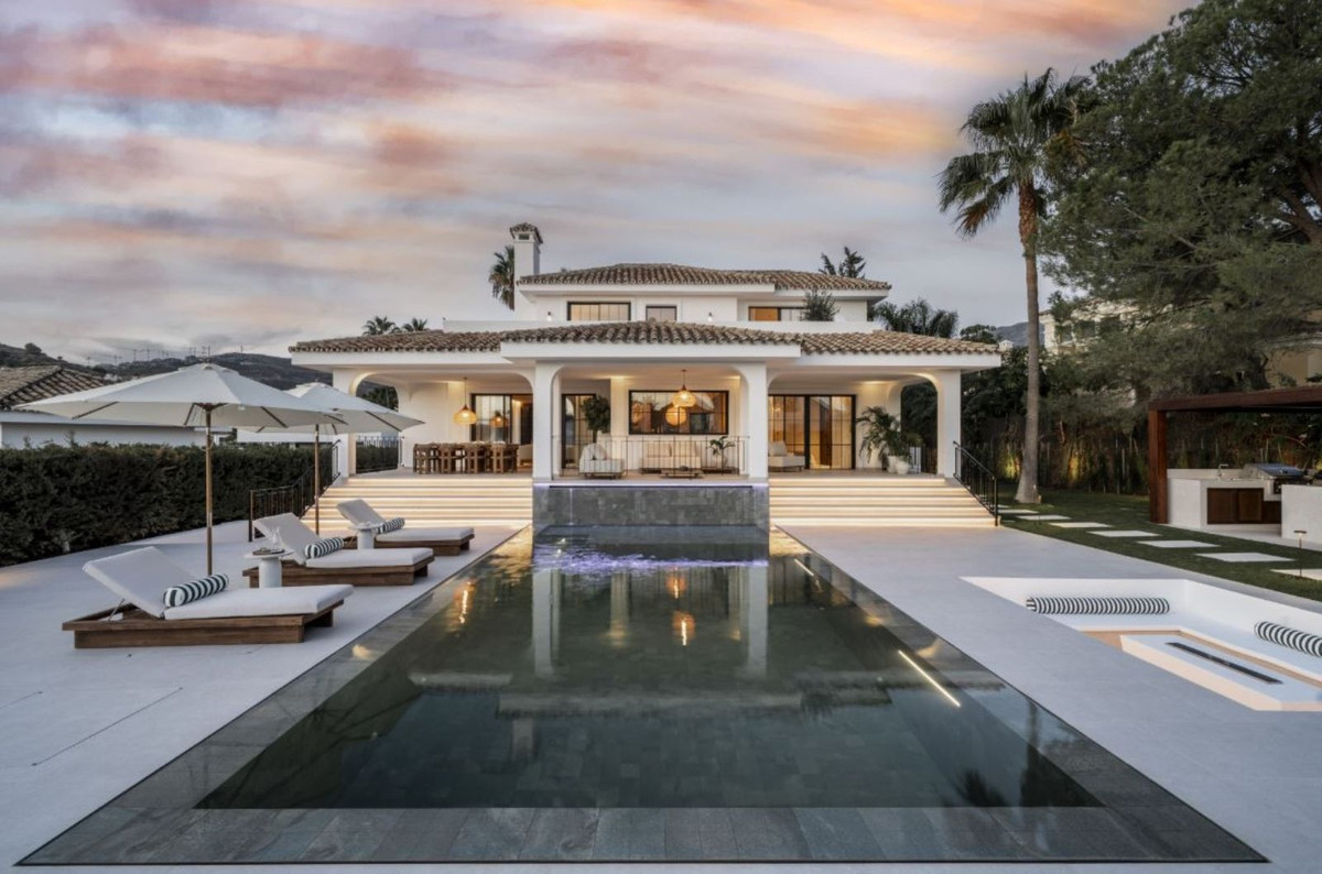 Casa de 5 Dormitorios en venta en Nueva Andalucía, Marbella