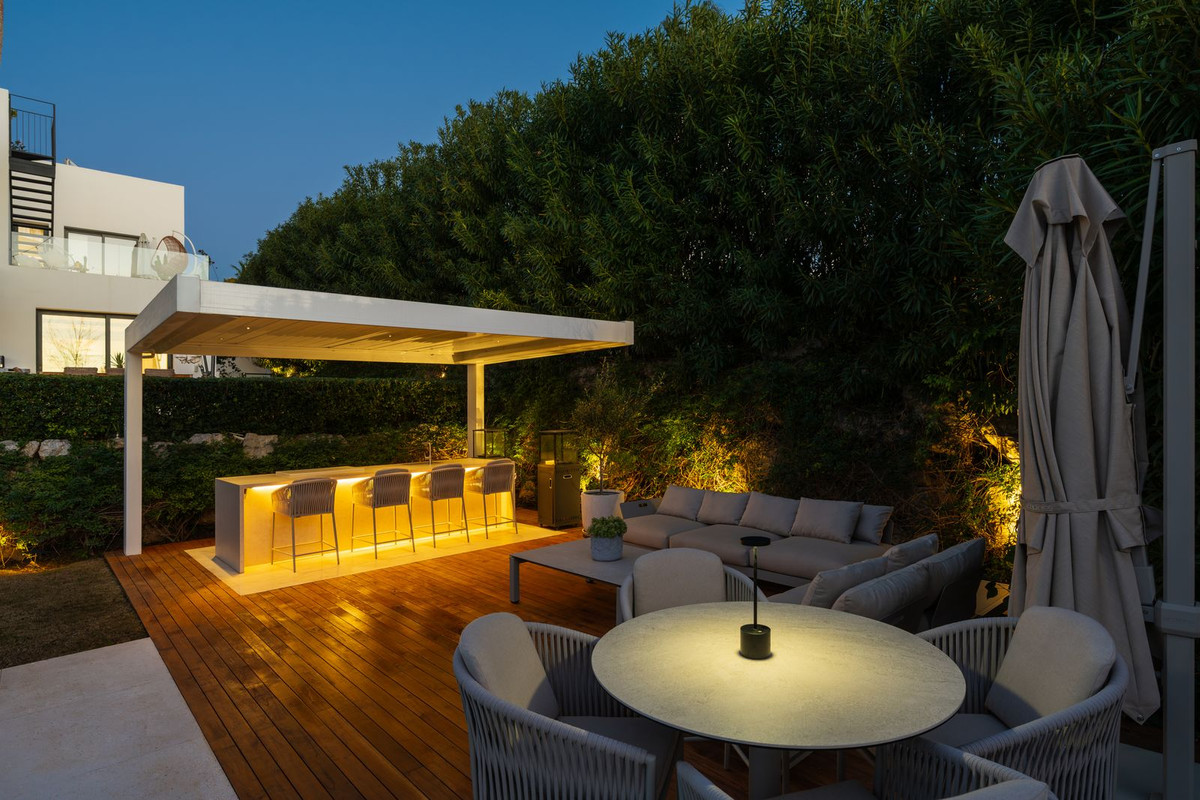 6 Bed - Villa for Sale in Nueva Andalucia, Marbella