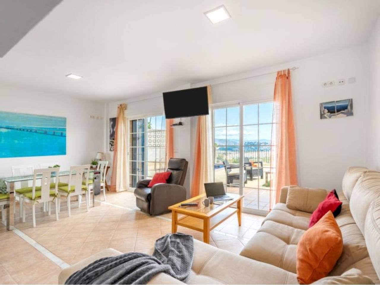 Casa Adosada de 4 Dormitorios y 3 Baños en alquiler vacacional en Almuñecar