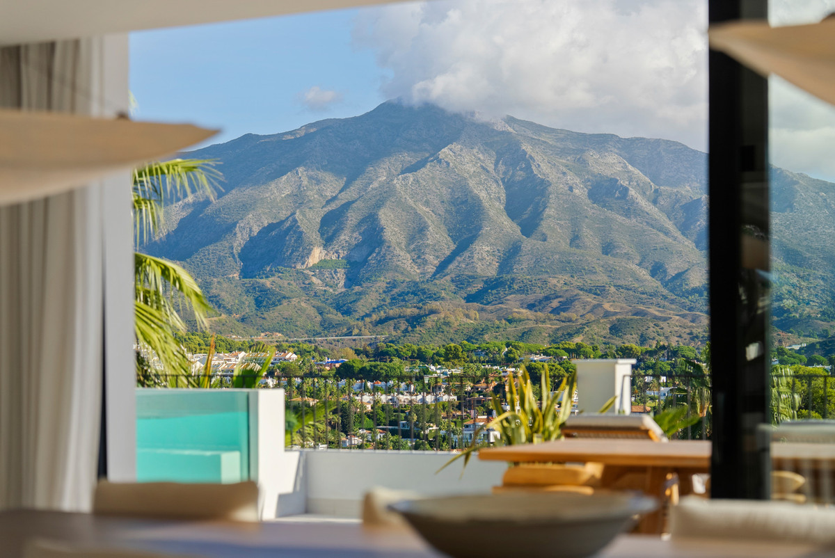 Casa de 6 Dormitorios y 8 Baños en venta en Nueva Andalucía, Marbella