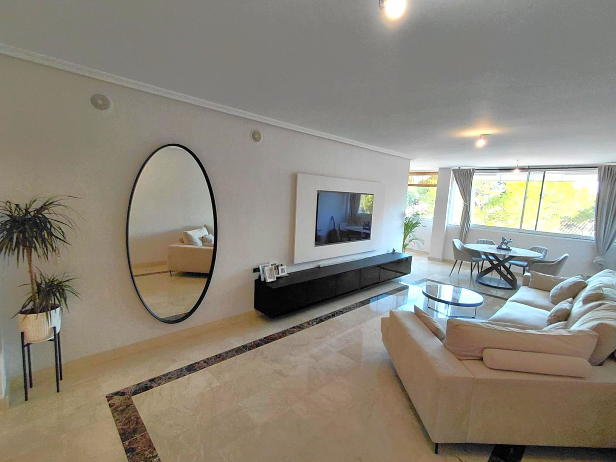 Piso de 2 Dormitorios en venta en Nagüeles, Marbella