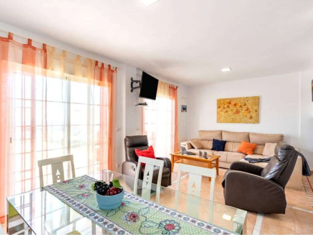 Casa Adosada de 4 Dormitorios y 3 Baños en alquiler vacacional en Almuñecar