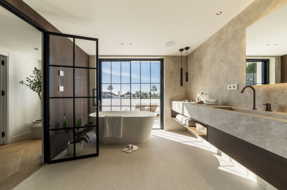 Casa de 5 Dormitorios en venta en Nueva Andalucía, Marbella