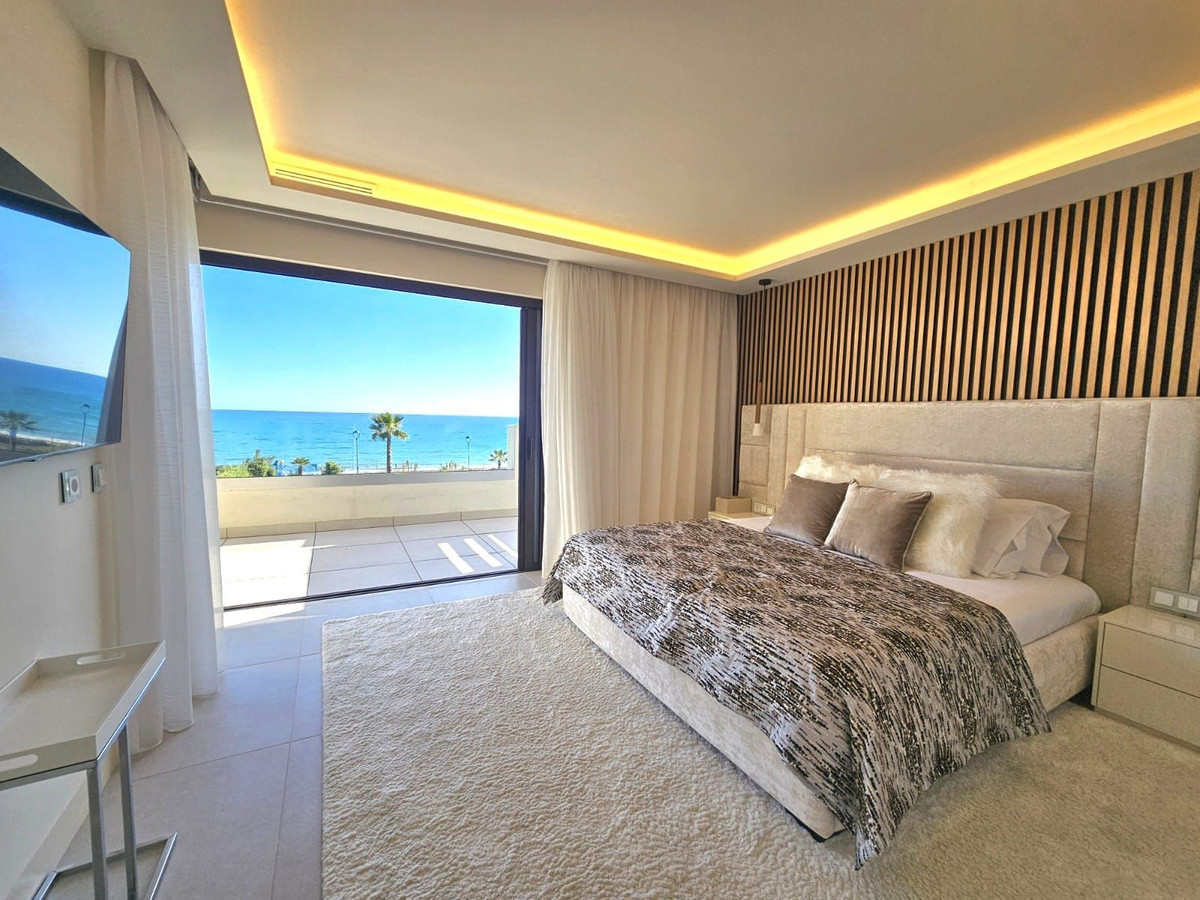 Casa Adosada de 4 Dormitorios en venta en Nueva Milla de Oro, Estepona