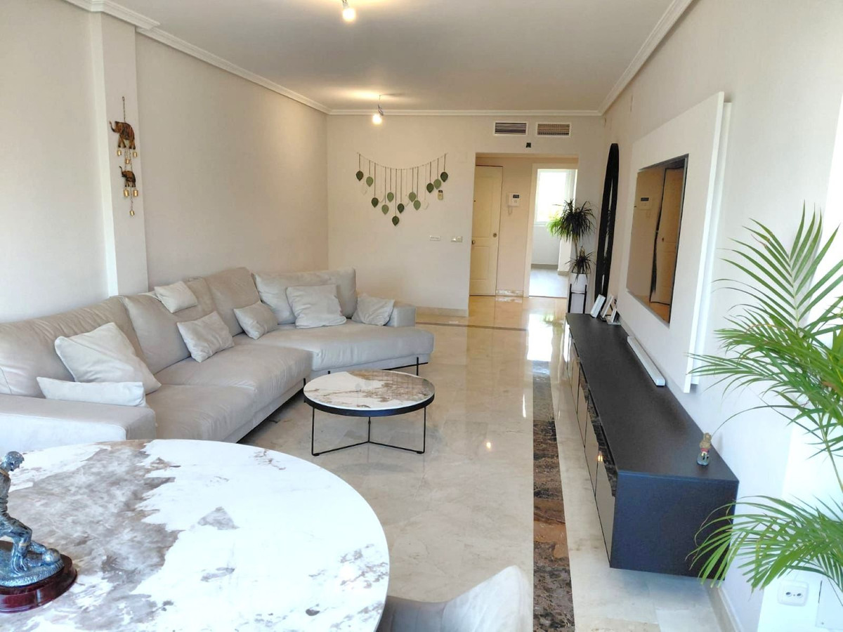 Piso de 2 Dormitorios en venta en Nagüeles, Marbella