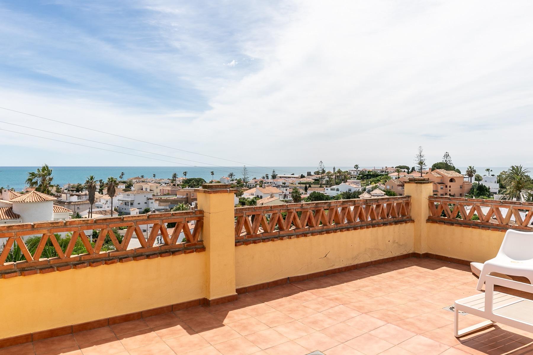 Casa de 5 Dormitorios y 4 Baños en venta en El Faro, Mijas