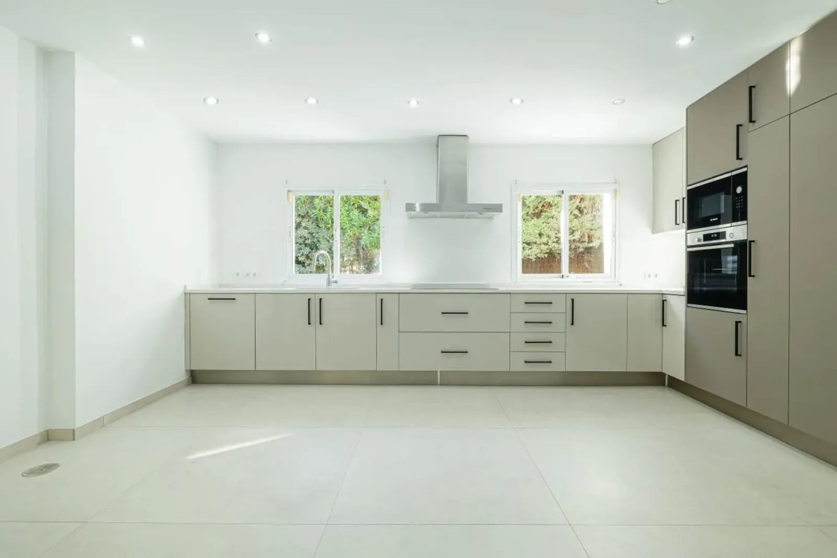 4 Bed, 3 Bath - Villa for Sale in Atalaya, Estepona