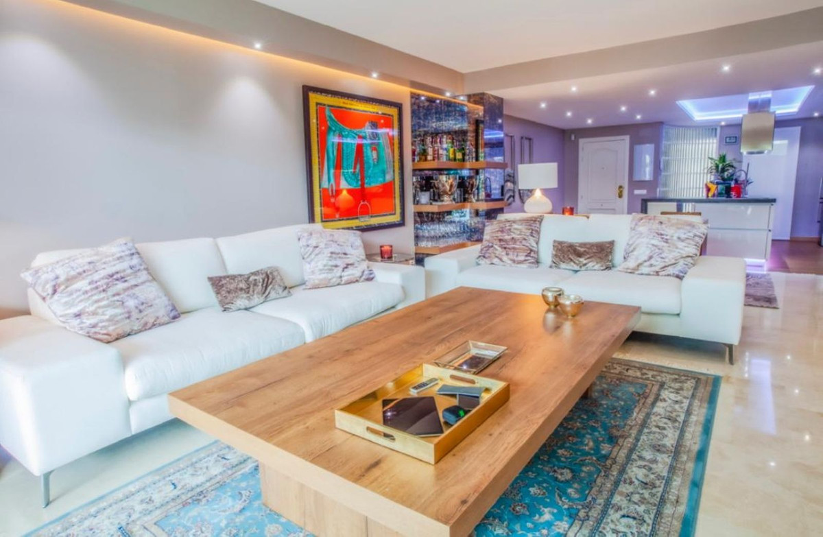 Piso de 2 Dormitorios y 2 Baños en venta en Milla de Oro, Marbella