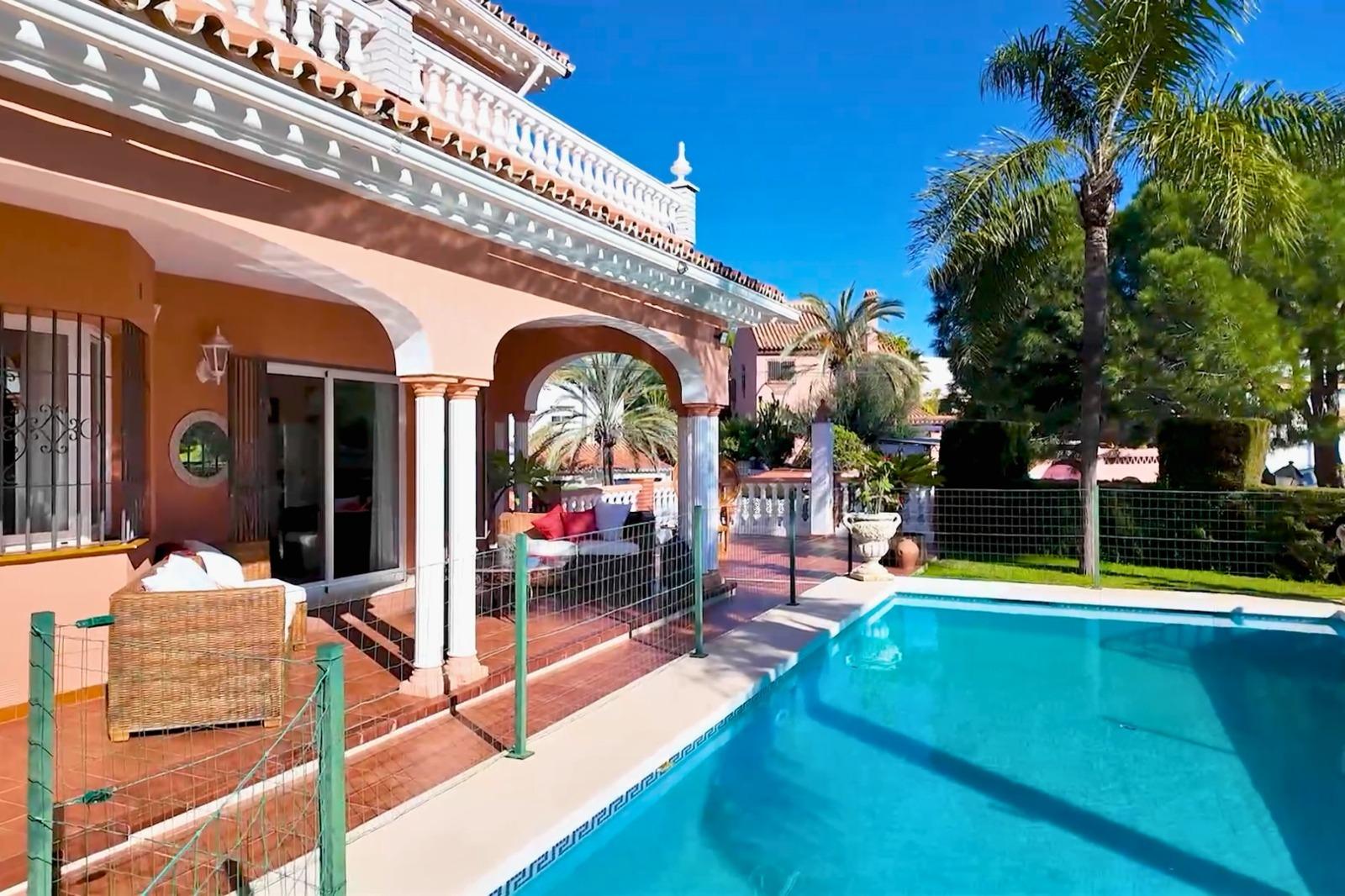 Casa de 5 Dormitorios y 4 Baños en venta en El Coto, Mijas