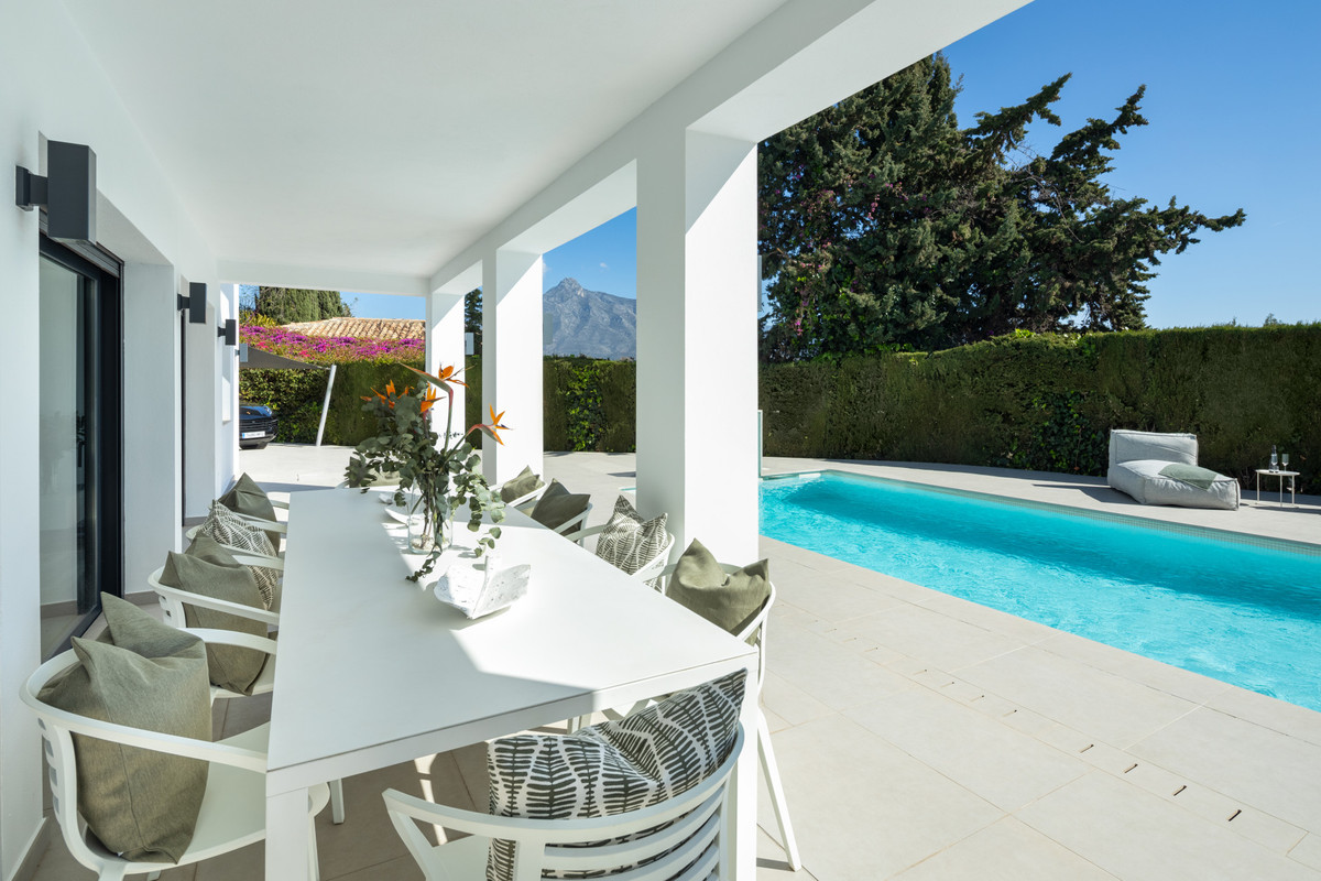 Casa de 5 Dormitorios y 5 Baños en venta en Nueva Andalucía, Marbella