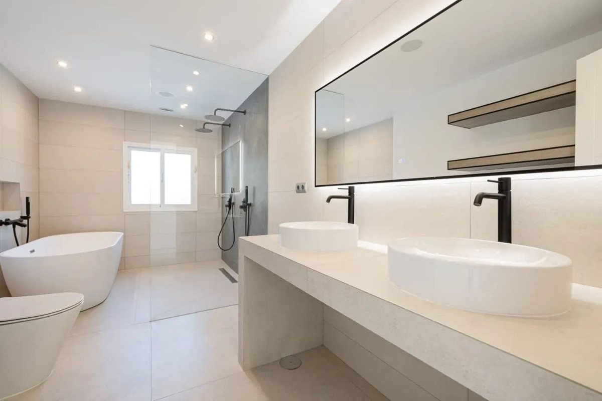 4 Bed, 3 Bath - Villa for Sale in Atalaya, Estepona