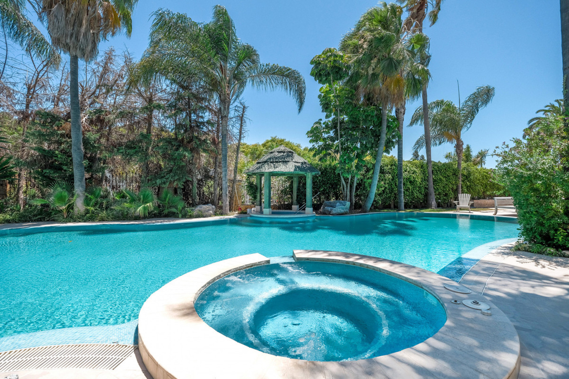 10 спални, 20 бани - Вила за продажба в Nueva Andalucia, Marbella