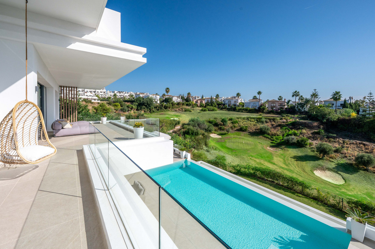 Casa de 6 Dormitorios en venta en Nueva Milla de Oro, Estepona
