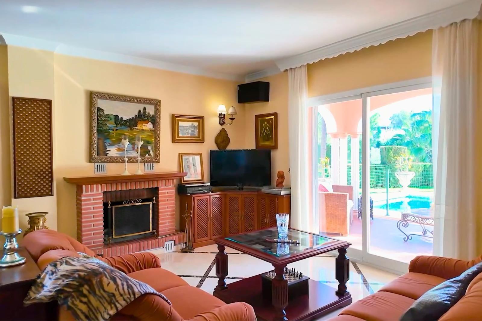 Casa de 5 Dormitorios y 4 Baños en venta en El Coto, Mijas