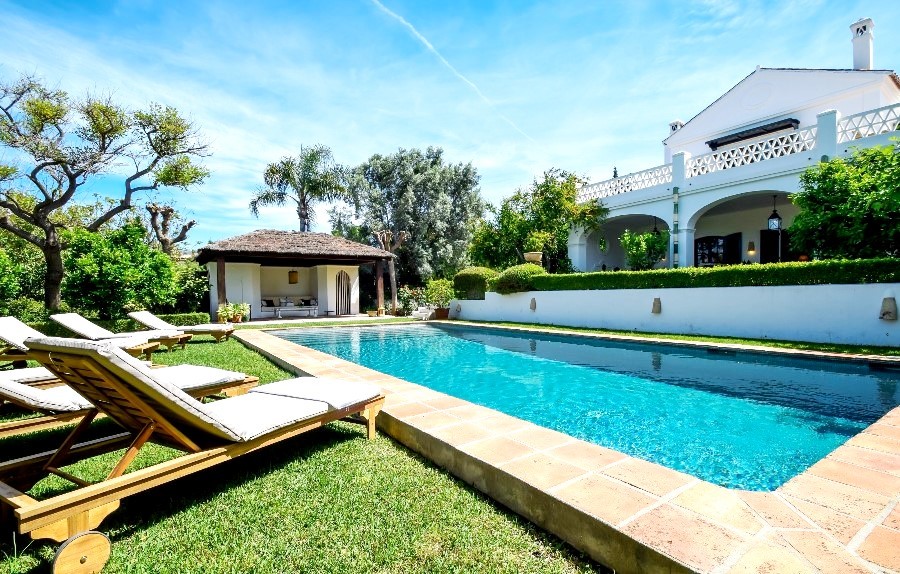 Casa de 6 Dormitorios en alquiler vacacional en El Rosario, Marbella