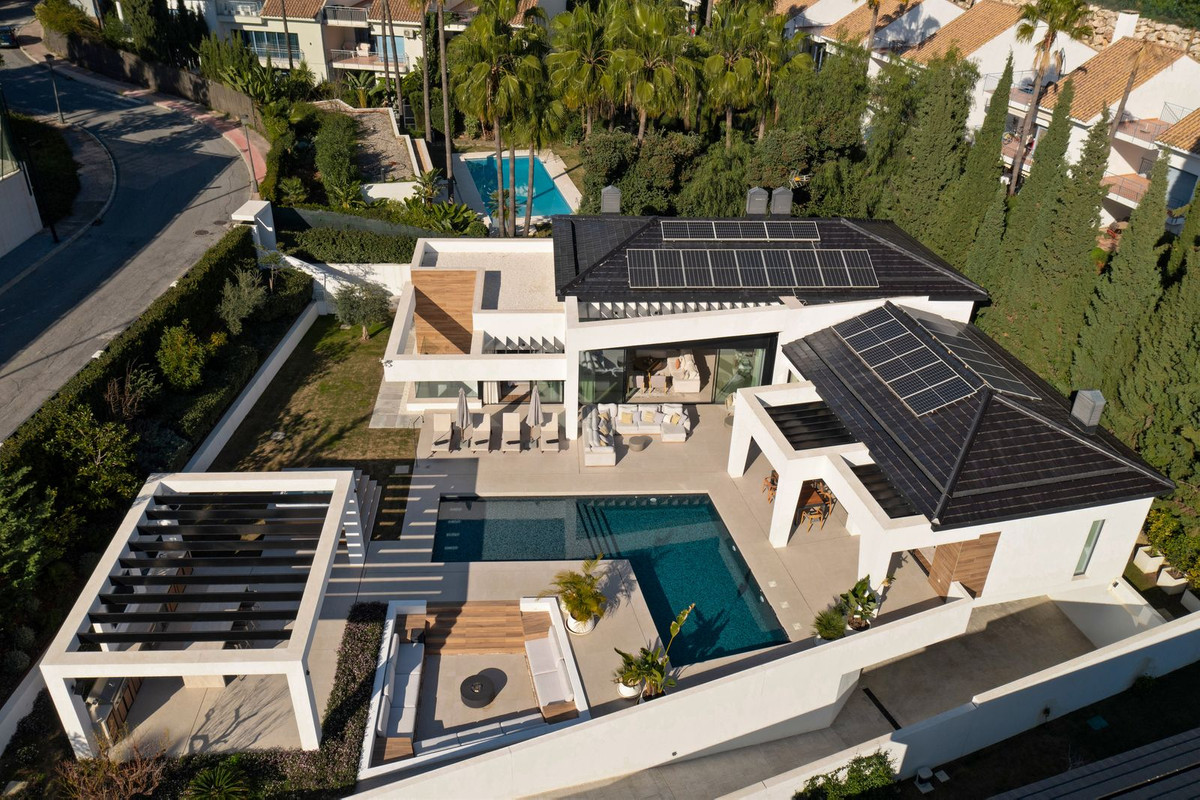 Casa de 6 Dormitorios y 6 Baños en venta en Nueva Andalucía, Marbella