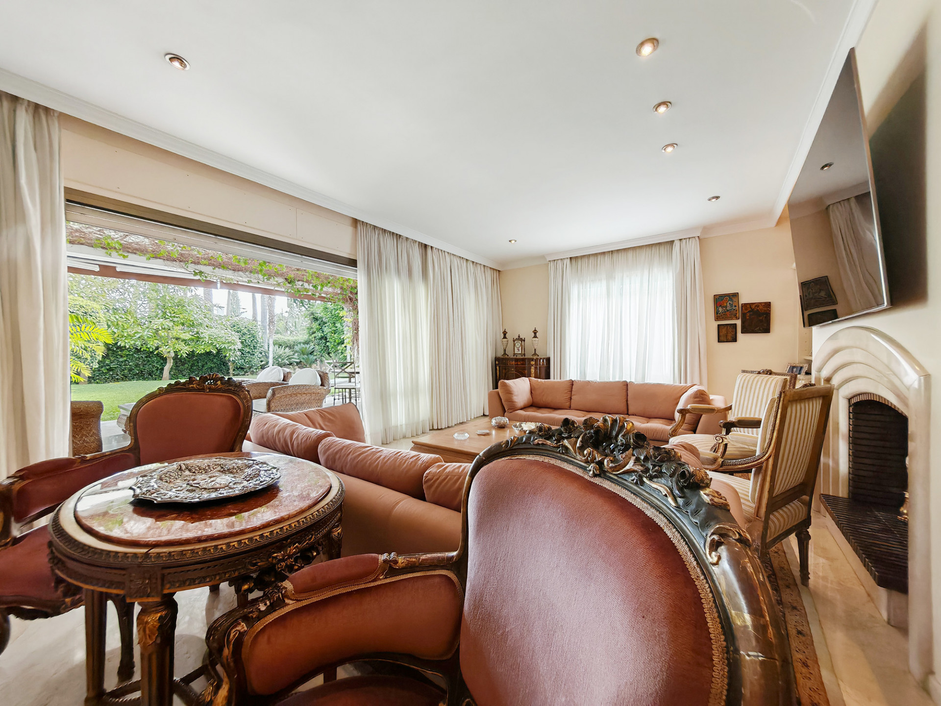 Casa de 5 Dormitorios y 5 Baños en venta en Los Monteros, Marbella
