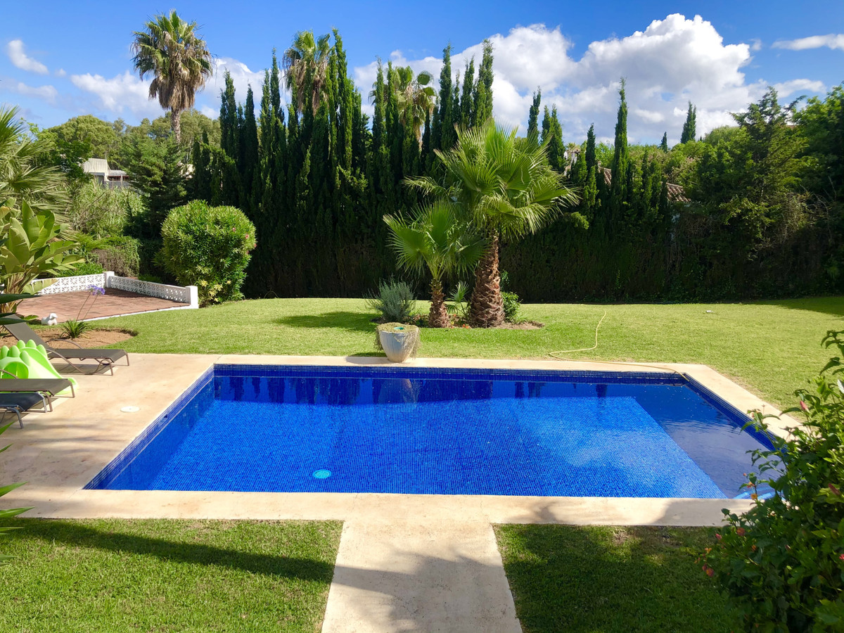 4 Bed, 3 Bath - Villa for Sale in Atalaya, Estepona