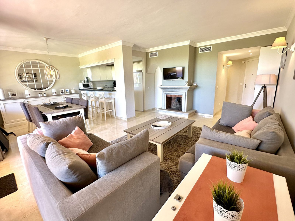 Piso de 2 Dormitorios y 2 Baños en venta en Elviria, Marbella