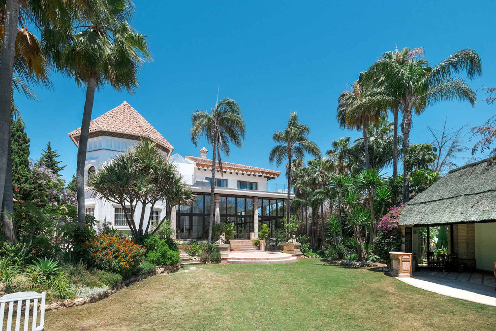 10 спални, 20 бани - Вила за продажба в Nueva Andalucia, Marbella