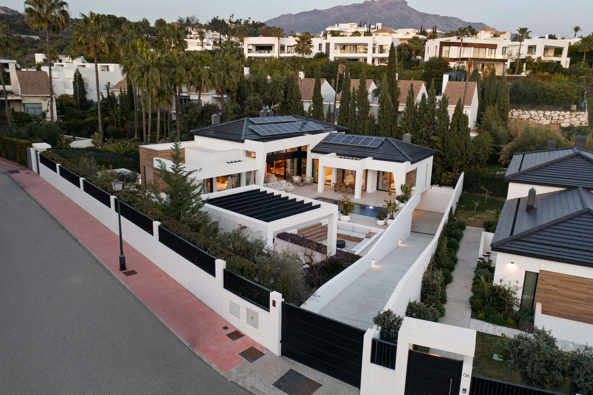 Casa de 6 Dormitorios y 6 Baños en venta en Nueva Andalucía, Marbella