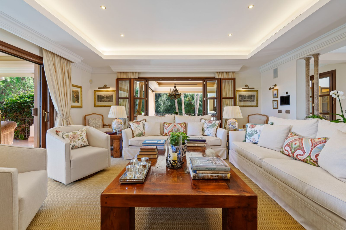 Casa de 6 Dormitorios en venta en Milla de Oro, Marbella