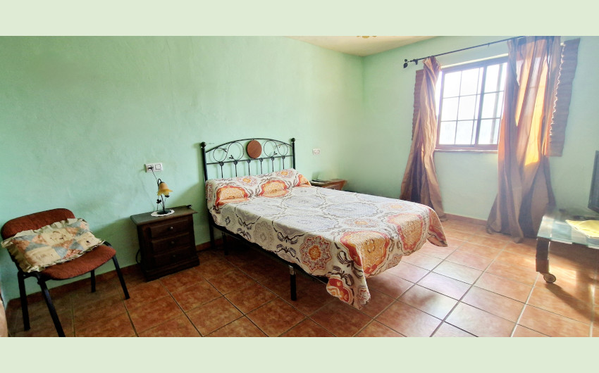 Casa Adosada de 5 Dormitorios y 2 Baños en venta en Jimena de la Frontera