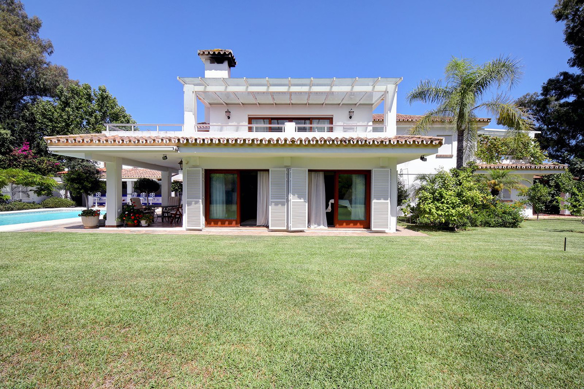 Casa de 5 Dormitorios y 4 Baños en venta en Nueva Milla de Oro, Estepona