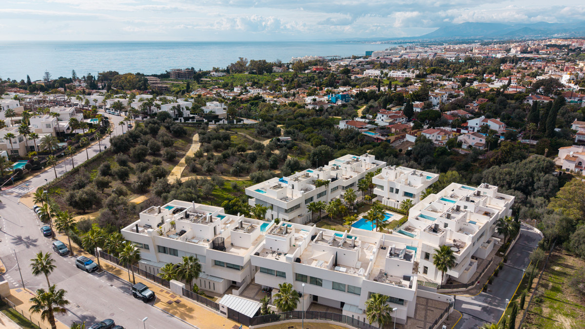 Casa Adosada de 4 Dormitorios y 3 Baños en alquiler en Río Real, Marbella