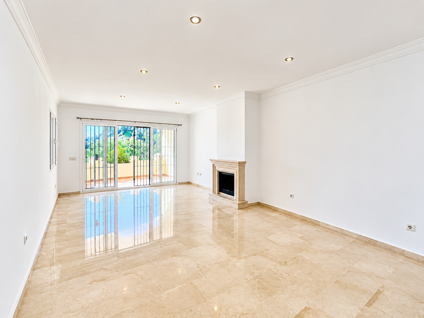 Piso de 2 Dormitorios y 2 Baños en venta en Elviria, Marbella