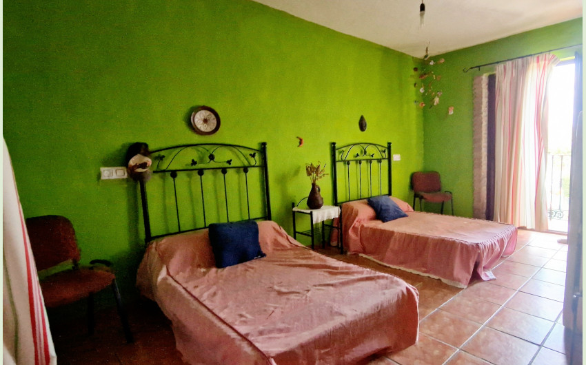 Casa Adosada de 5 Dormitorios y 2 Baños en venta en Jimena de la Frontera