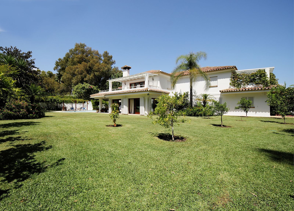 Casa de 5 Dormitorios y 4 Baños en venta en Nueva Milla de Oro, Estepona