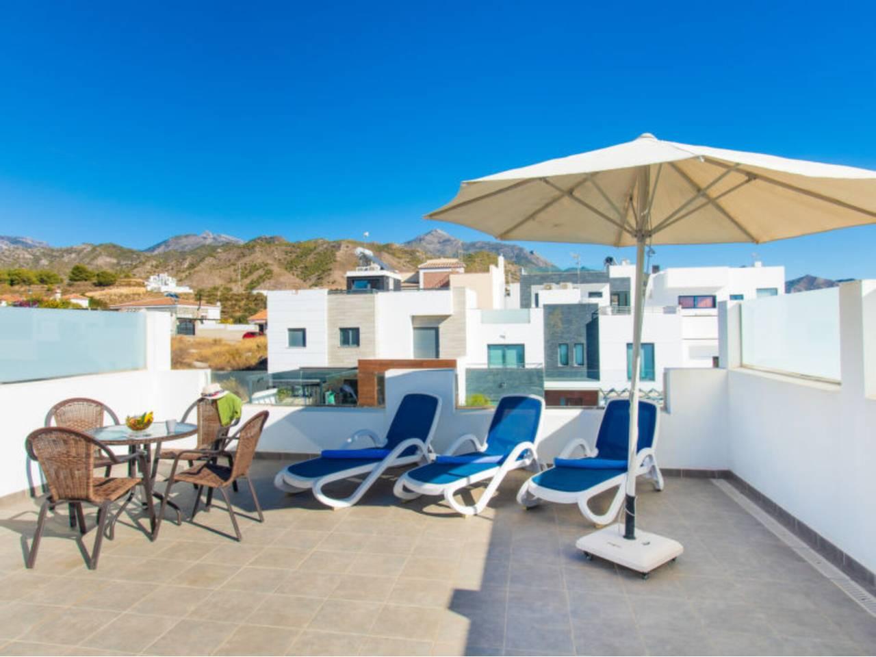 Casa Adosada de 3 Dormitorios y 2 Baños en alquiler vacacional en Nerja