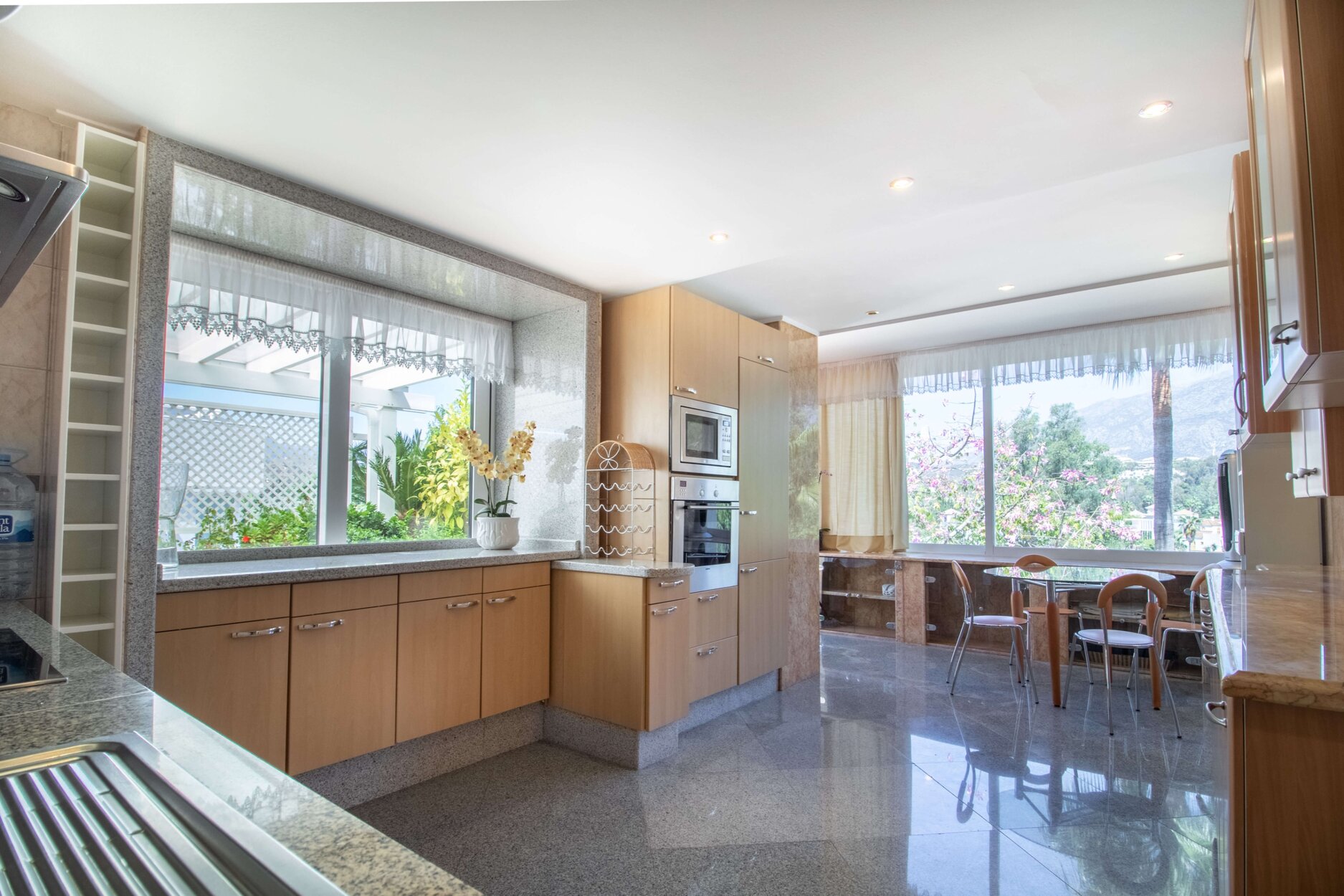 4 спални, 4 бани - Апартамент за продажба в Nueva Andalucia, Marbella