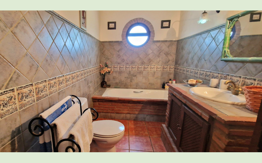 Casa Adosada de 5 Dormitorios y 2 Baños en venta en Jimena de la Frontera
