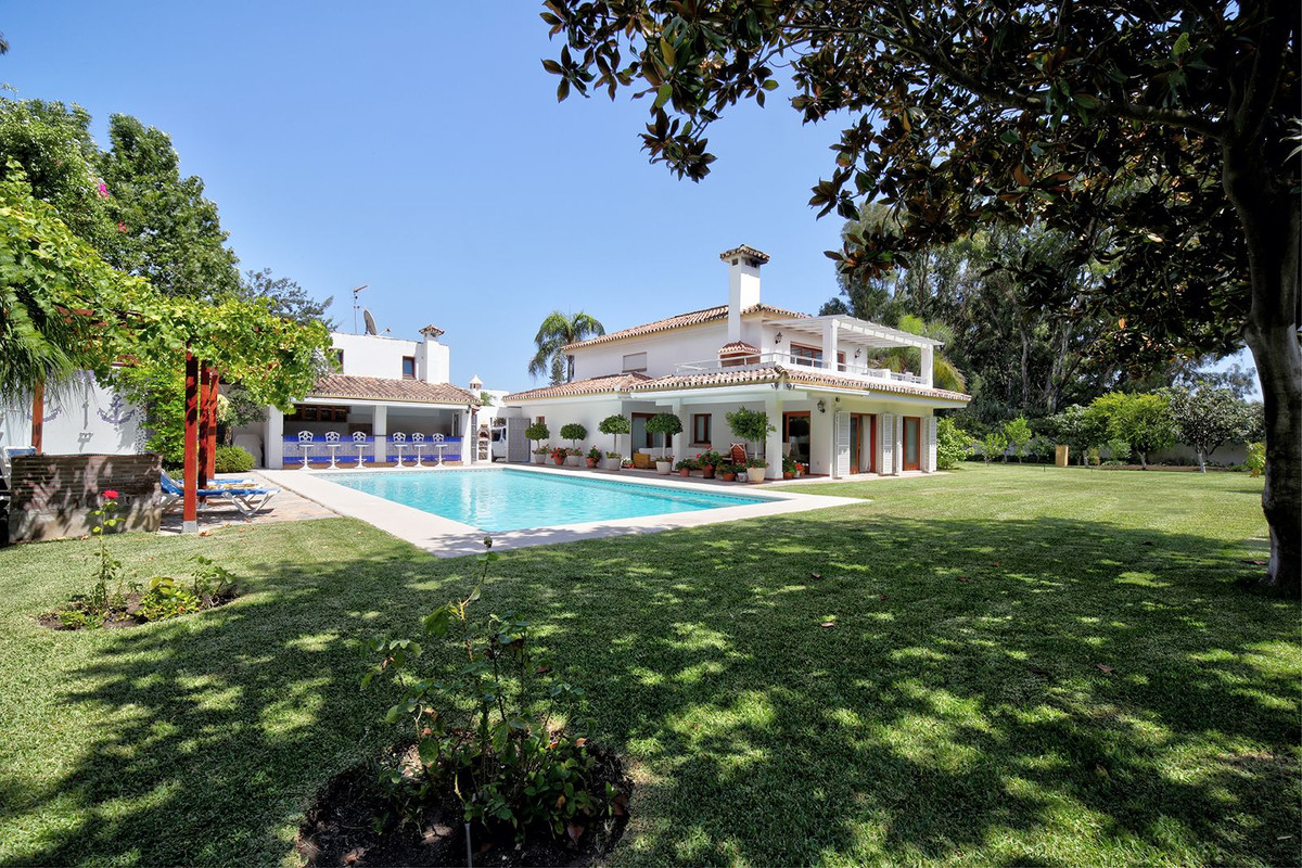 Casa de 5 Dormitorios y 4 Baños en venta en Nueva Milla de Oro, Estepona