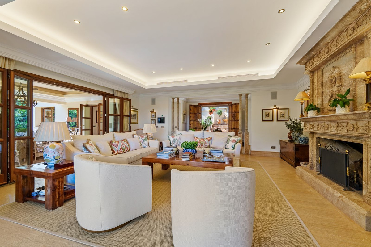 Casa de 6 Dormitorios en venta en Milla de Oro, Marbella
