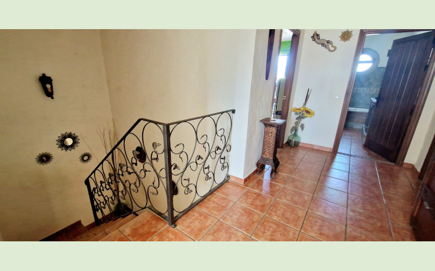 Casa Adosada de 5 Dormitorios y 2 Baños en venta en Jimena de la Frontera