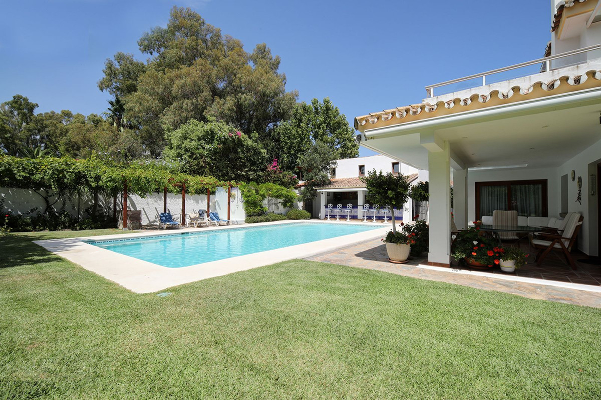 Casa de 5 Dormitorios y 4 Baños en venta en Nueva Milla de Oro, Estepona